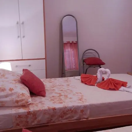 شقة Pina
